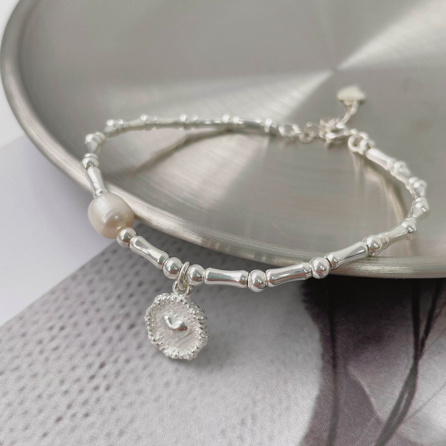 A necklace with a light luxury and niche design sense