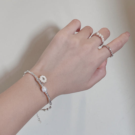 A necklace with a light luxury and niche design sense