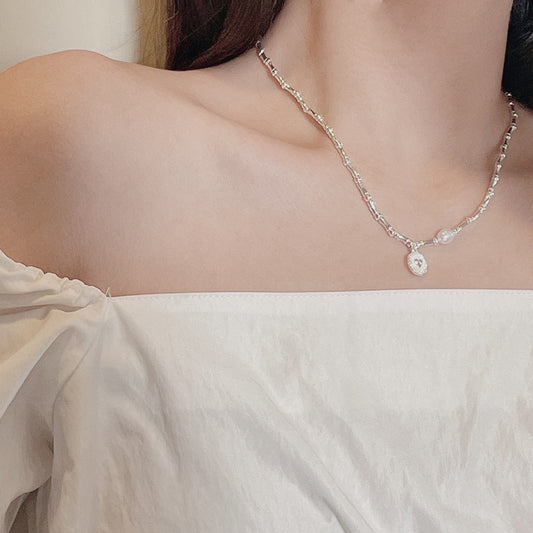 A necklace with a light luxury and niche design sense